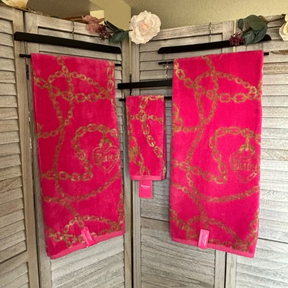 JUICY COUTURE Bath & Hand Towel Ensemble HOT PINK & METALLIC GOLD Heart & Chains